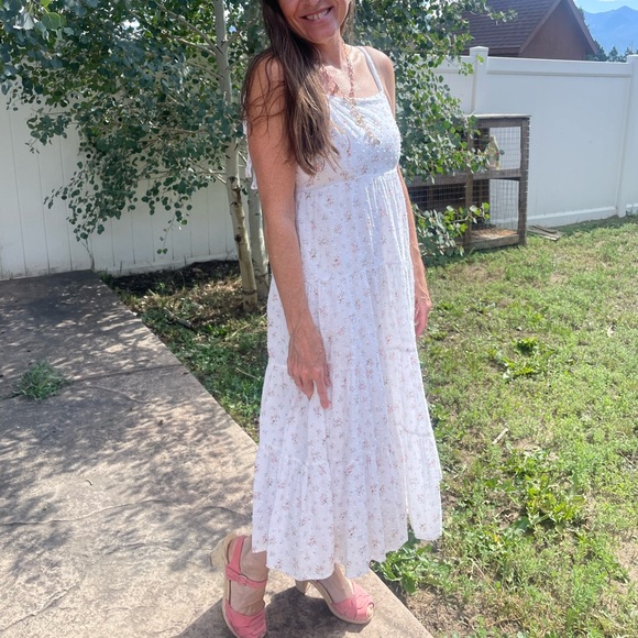 Storia Dresses & Skirts - Storia White Floral Midi Dress